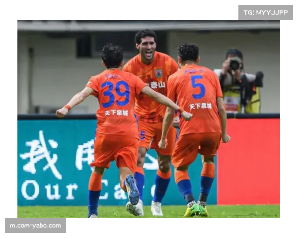 土超赛事攻防转换节奏提速，传中制造威胁成主流战术